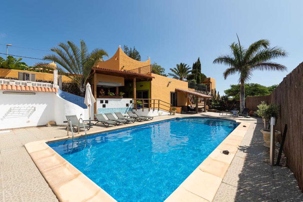 una piscina frente a una casa en Villa la Atlantida, en Ingenio