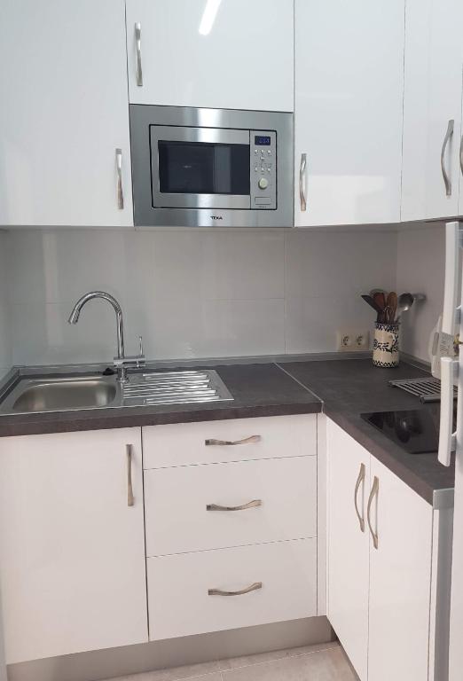 Kuchyňa alebo kuchynka v ubytovaní Apartamentos Bajel