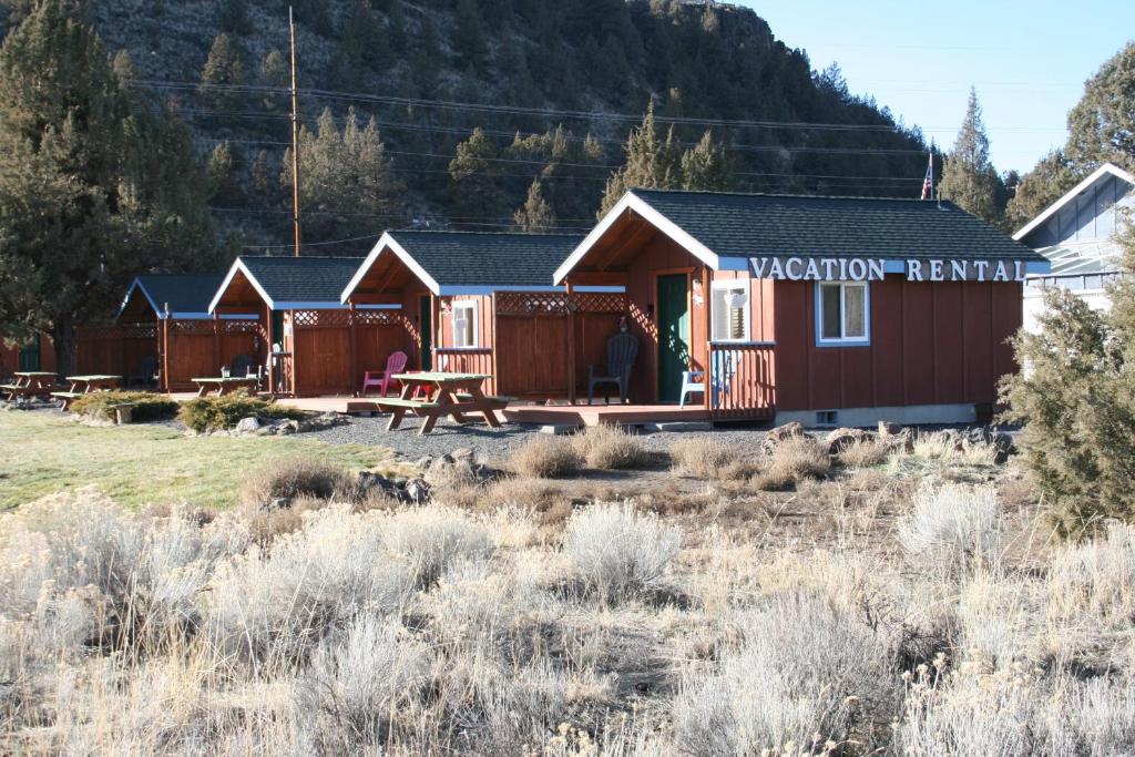 een rij cottages in het midden van een veld bij Crooked River Ranch Cabins in Terrebonne