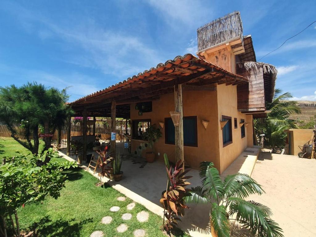 Cette petite maison dispose d'une terrasse dans la cour. dans l'établissement Mangará Pousada, à Praia de Moitas