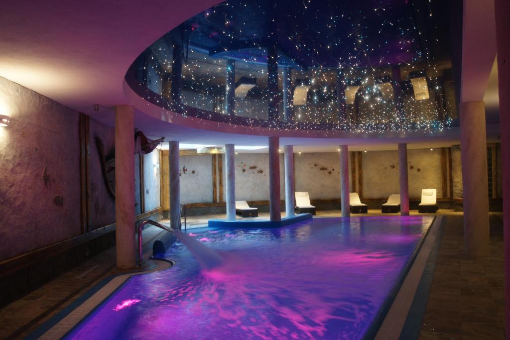 Bazén v ubytovaní Hotel Kryształ Conference & Spa alebo v jeho blízkosti