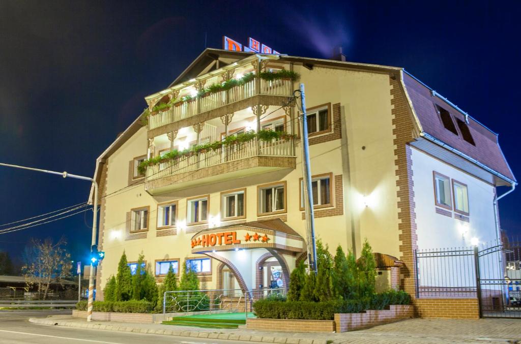 a building with a balcony on the side of it at Hotel Darina in Târgu-Mureş