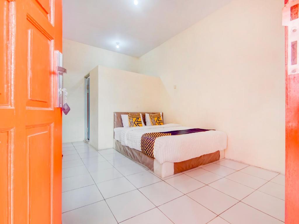 Ένα ή περισσότερα κρεβάτια σε δωμάτιο στο OYO 3863 Nakula Sadewa