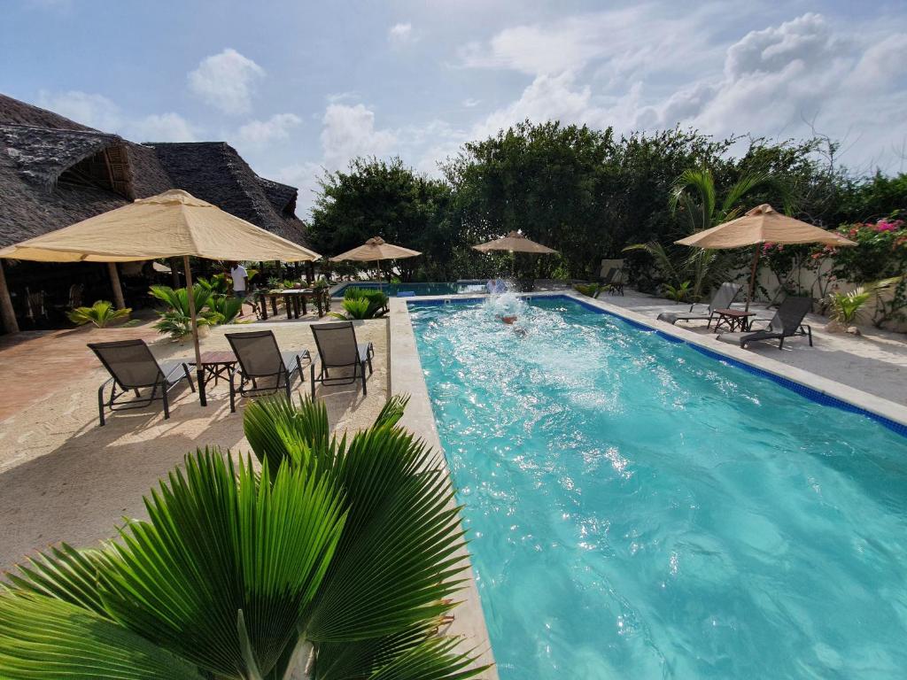 Bazén v ubytování Sunshine Bay Hotel Zanzibar nebo v jeho okolí