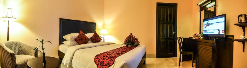 Postel nebo postele na pokoji v ubytování Almond Hotel Sothearos