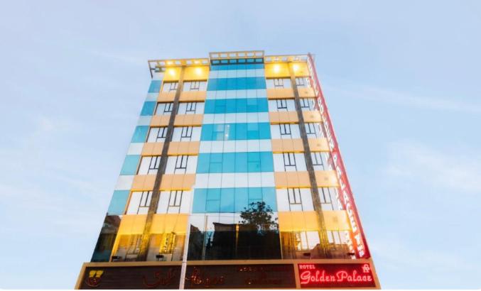 Un edificio alto con muchas ventanas. en Hotel Golden Palace en Calcuta