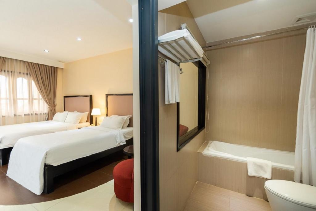 Postel nebo postele na pokoji v ubytování Almond Hotel Sothearos