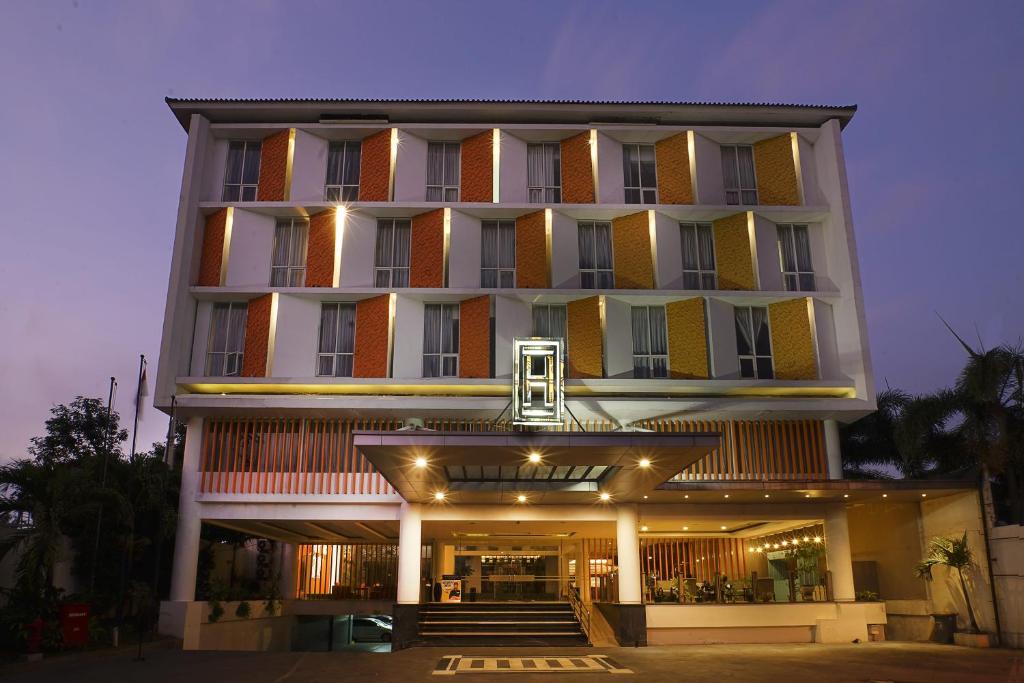 ジョグジャカルタにあるLuxury Malioboro Hotelの大きな建物
