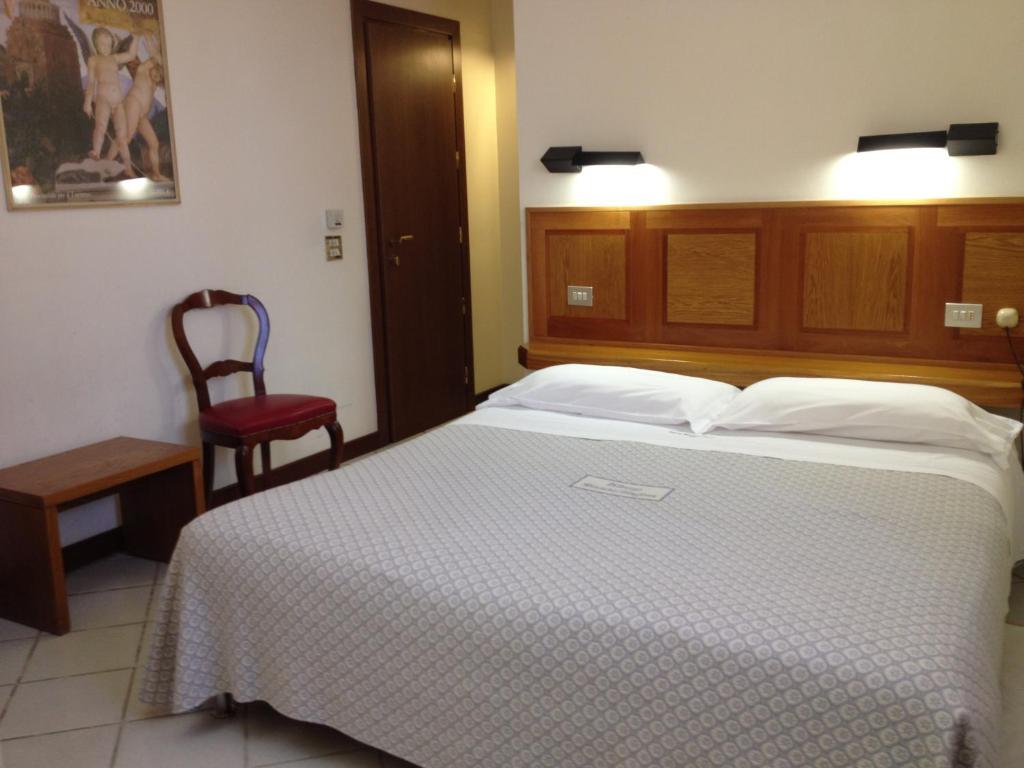 Łóżko lub łóżka w pokoju w obiekcie Albergo Bianchi Stazione