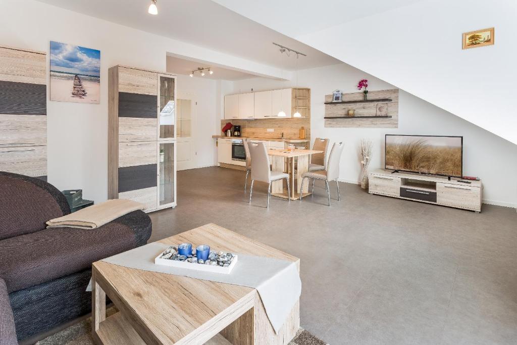 uma sala de estar com um sofá e uma mesa em Ferienwohnung Meeresrauschen em Ostseebad Sellin