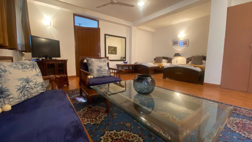 TV a/nebo společenská místnost v ubytování The Stay Inn New Delhi