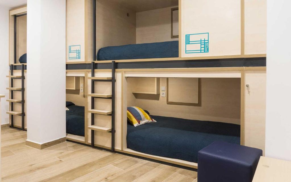 Poschodová posteľ alebo postele v izbe v ubytovaní TAKE SURF Hostel Conil