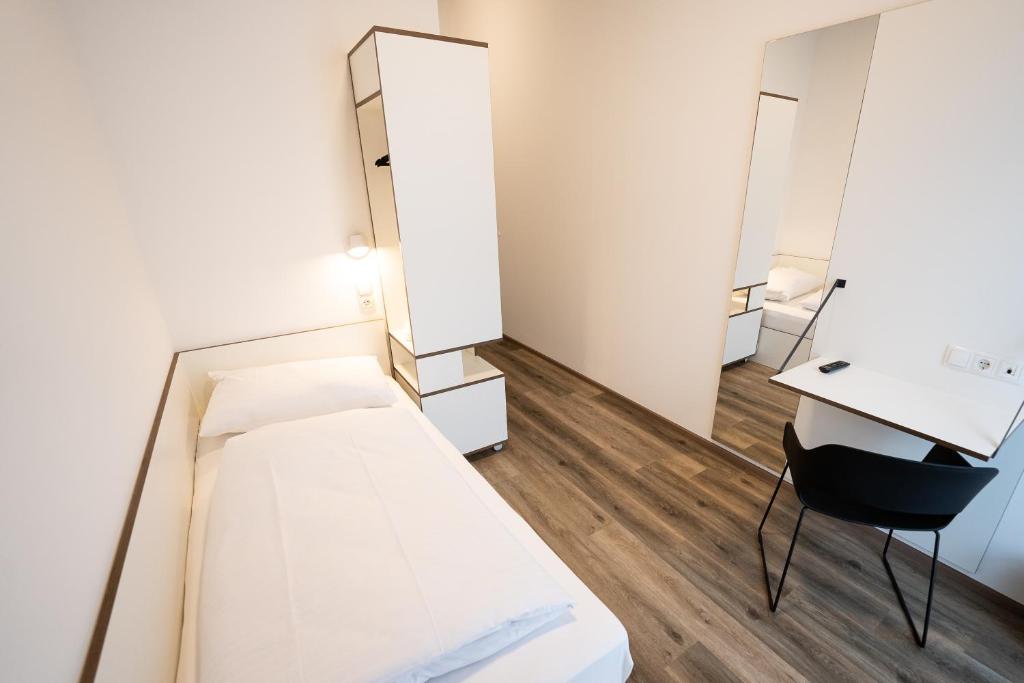 Ein Bett oder Betten in einem Zimmer der Unterkunft Motel Schlafraum Schlüßlberg-Dein smartes Hotel-contactless check-in