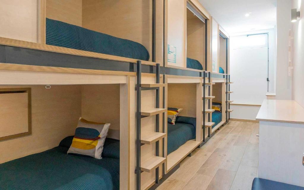 Posteľ alebo postele v izbe v ubytovaní TAKE SURF Hostel Conil