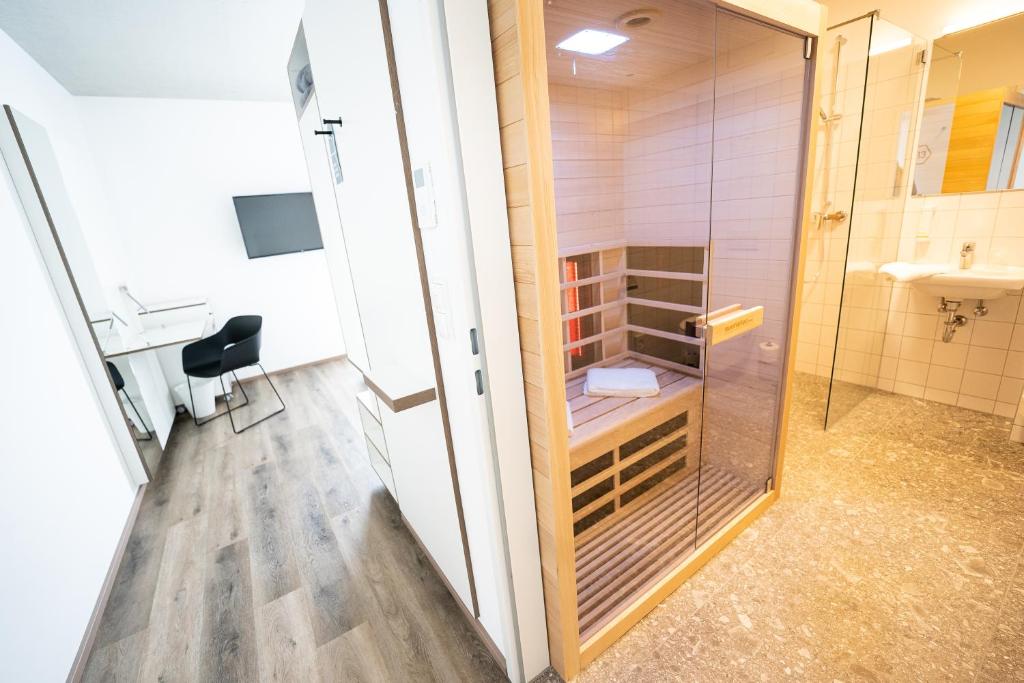 Ein Badezimmer in der Unterkunft Motel Schlafraum Schlüßlberg-Dein smartes Hotel-contactless check-in