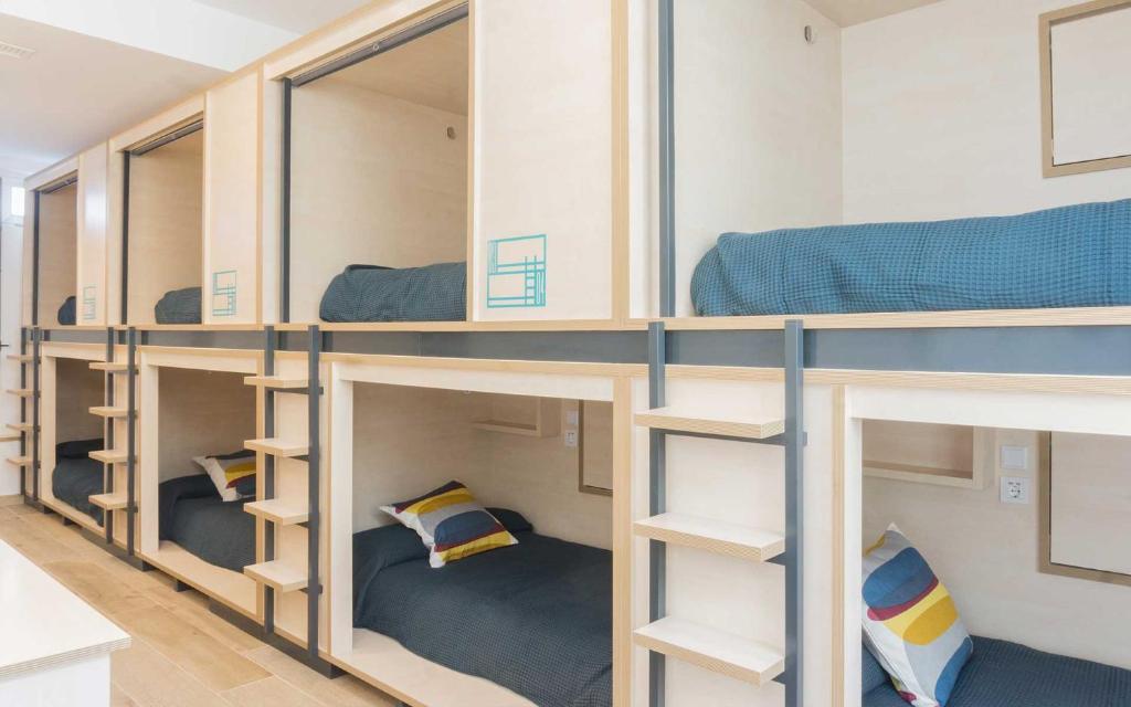 Poschodová posteľ alebo postele v izbe v ubytovaní TAKE SURF Hostel Conil