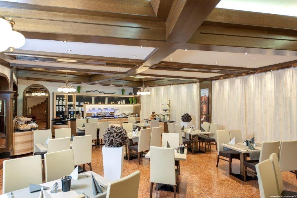 Restoran või mõni muu söögikoht majutusasutuses Hotel Weinberg GmbH