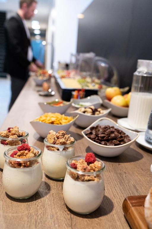 ein Buffet mit Schalen mit Speisen auf dem Tisch in der Unterkunft Motel Schlafraum Schlüßlberg-Dein smartes Hotel-contactless check-in in Schlüßlberg
