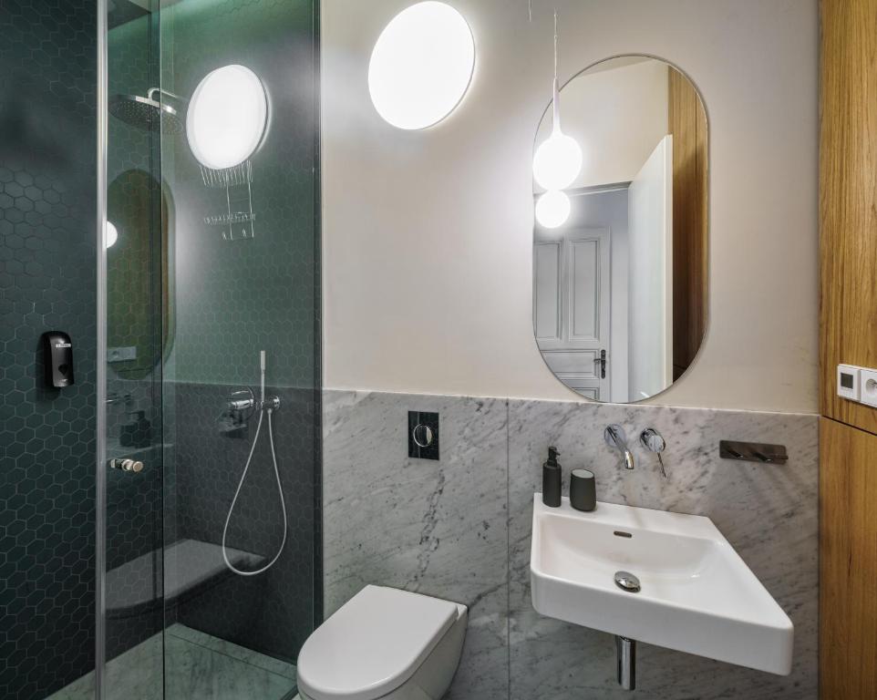 Łazienka w obiekcie MN6 Luxury Suites by Adrez