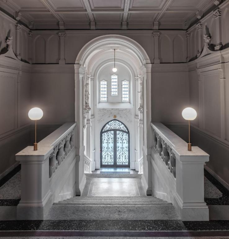 korytarz budynku z oknem i schodami w obiekcie MN6 Luxury Suites by Adrez w Pradze