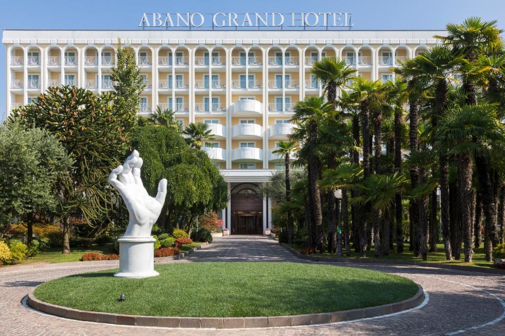 阿巴諾泰爾梅的住宿－阿巴諾大酒店，一座雕像,位于岛上的宏伟酒店前