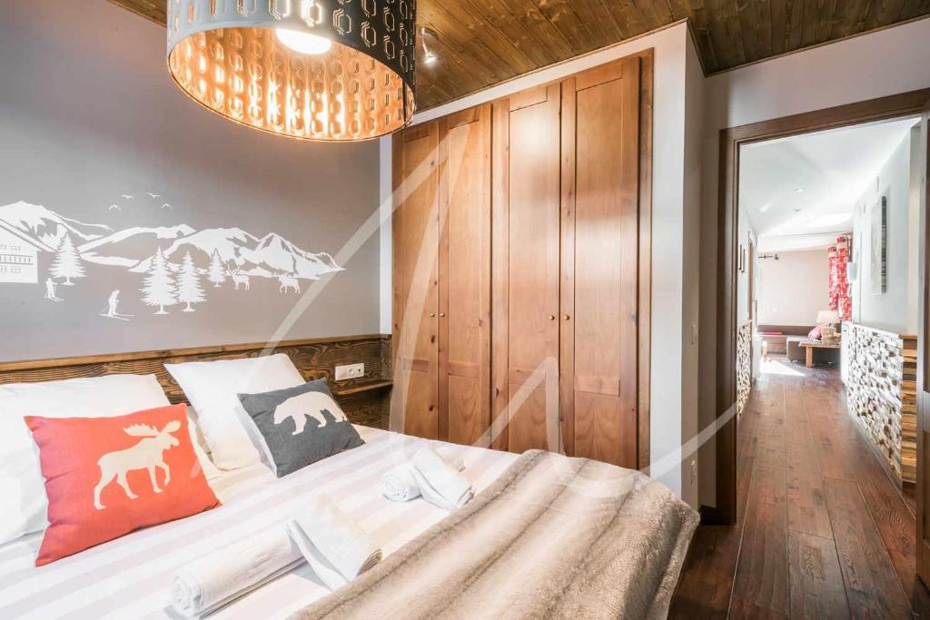Postel nebo postele na pokoji v ubytování Beroia by SeaMount Rentals