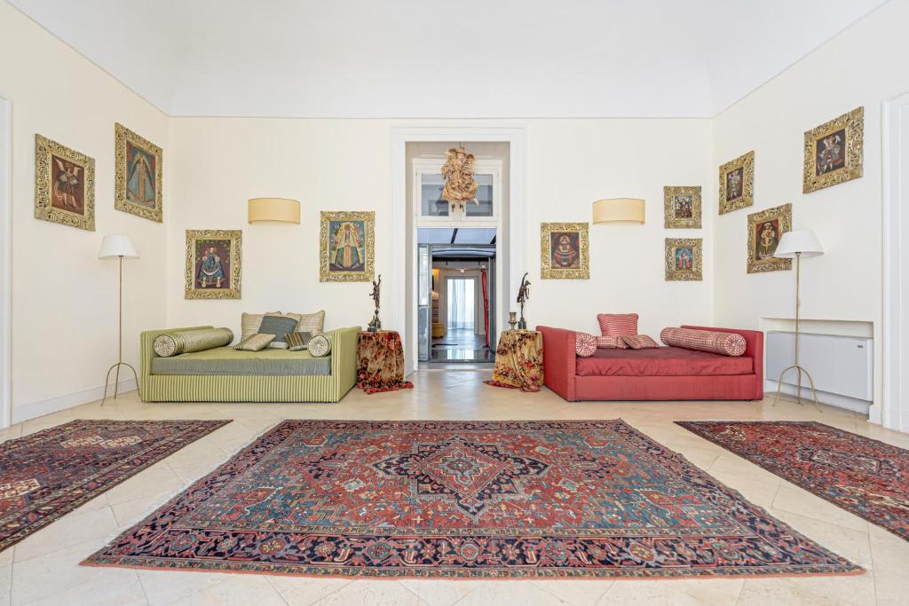 una sala de estar con 2 sofás y una alfombra en Casa Bormioli - Maison de Charme en Procida