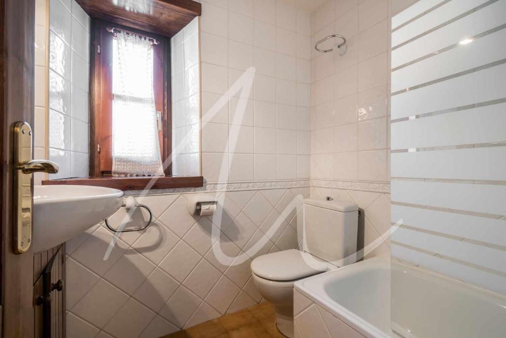 Kúpeľňa v ubytovaní Nin de Beret by SeaMount Rentals