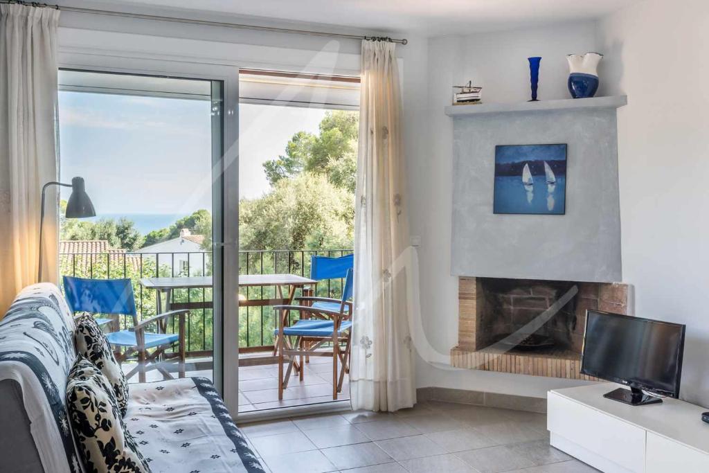 ein Wohnzimmer mit einem Sofa und einem Kamin in der Unterkunft Carabela by SeaMount Rentals in Calella de Palafrugell