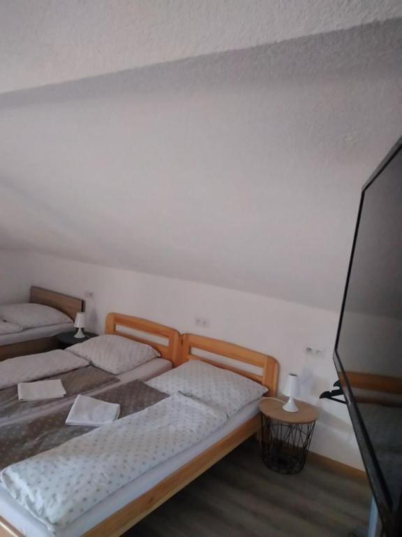 Postel nebo postele na pokoji v ubytování Apartmán POHODA Javorník