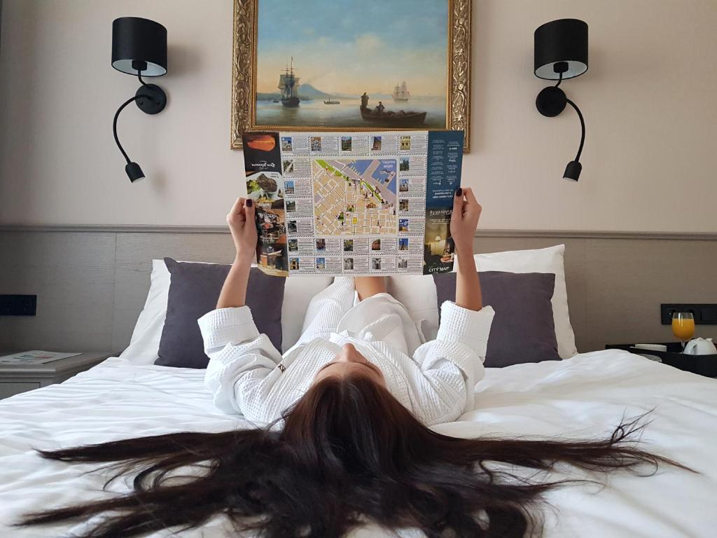 Postel nebo postele na pokoji v ubytování Ayvazovsky Hotel