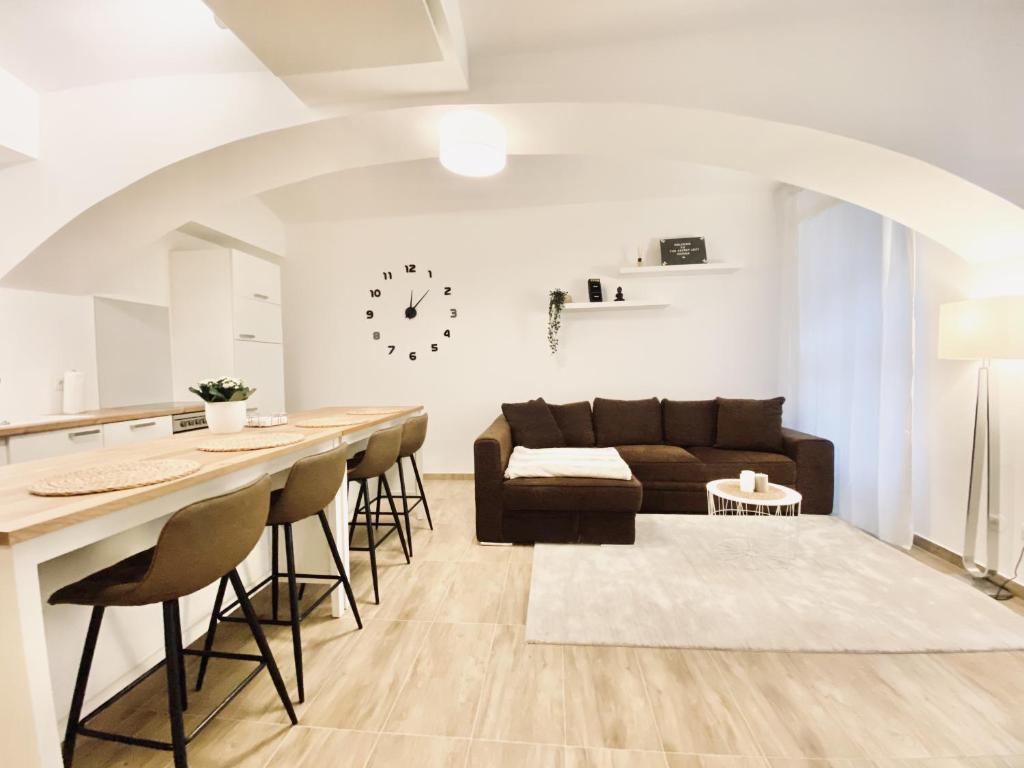 ein Wohnzimmer mit einem Sofa und einem Tisch in der Unterkunft The Luxury Loft Vienna in Wien