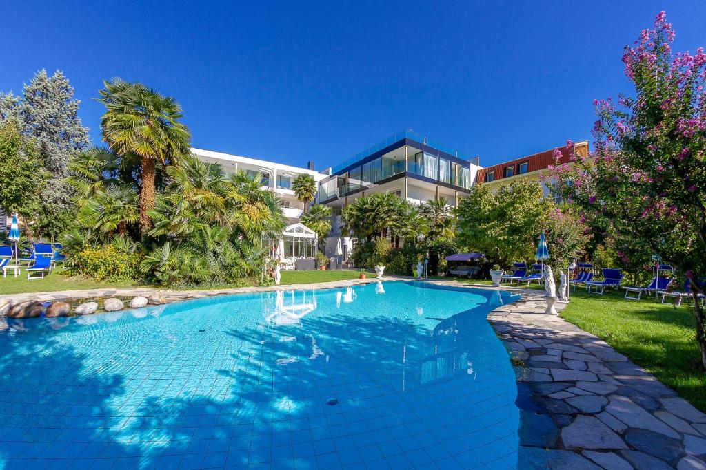 une grande piscine en face d'un bâtiment dans l'établissement Hotel Gschwangut, à Lana