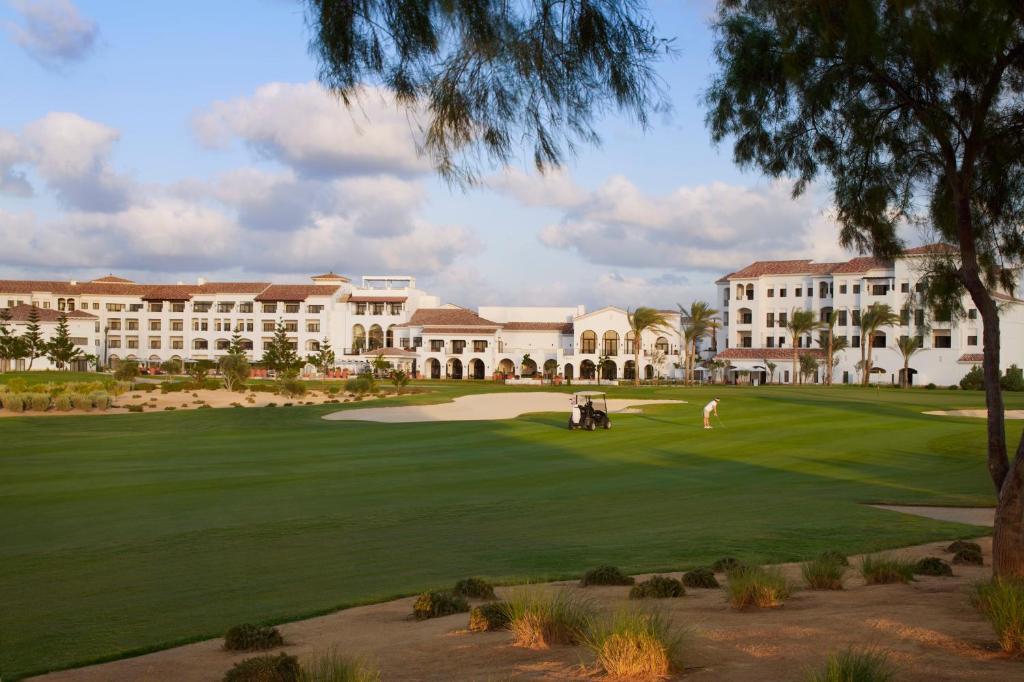 - Vistas al campo de golf del complejo en Address Marassi Golf Resort, en El Alamein