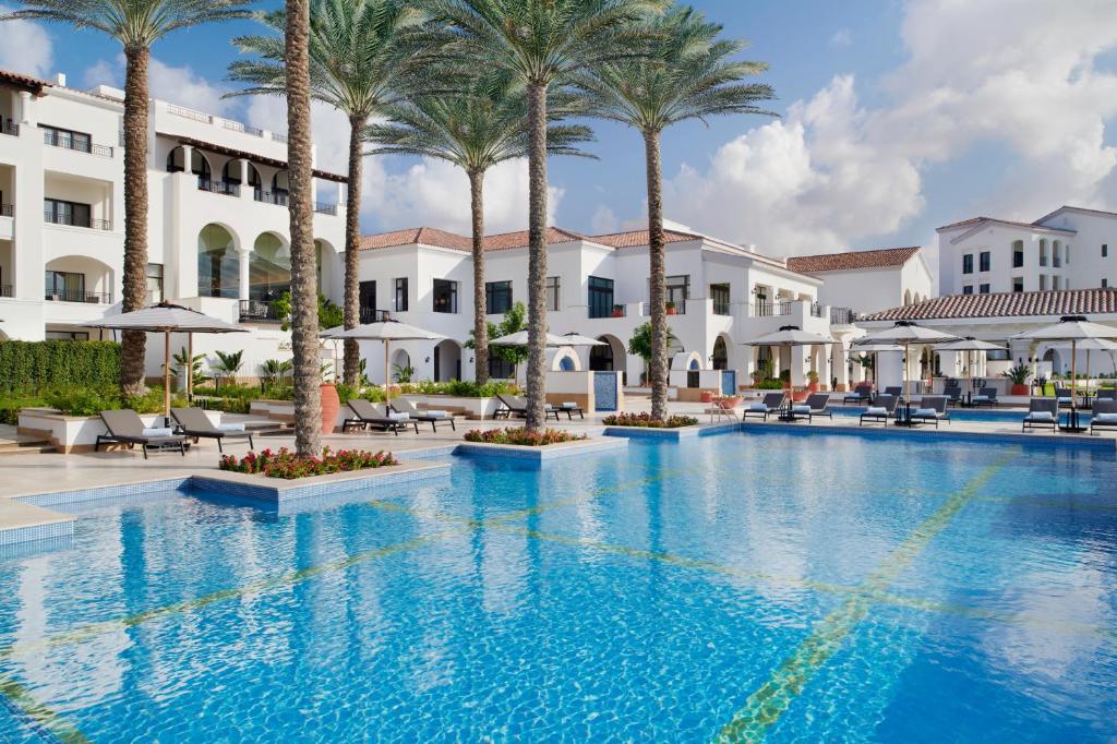 Bazén v ubytování Address Marassi Golf Resort nebo v jeho okolí
