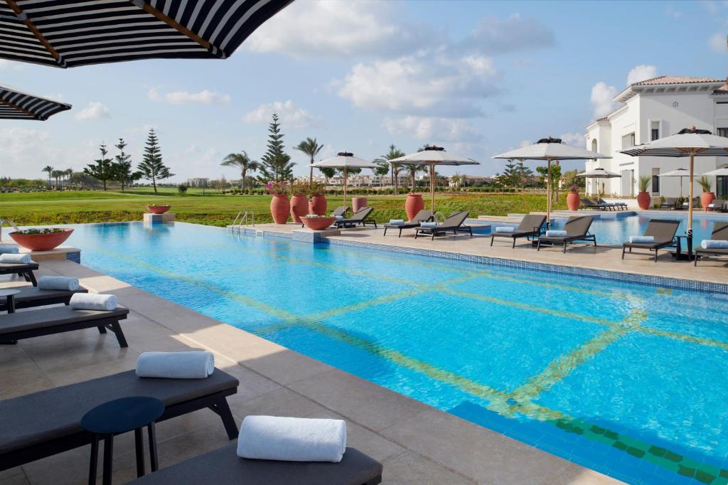 Bazén v ubytování Address Marassi Golf Resort nebo v jeho okolí