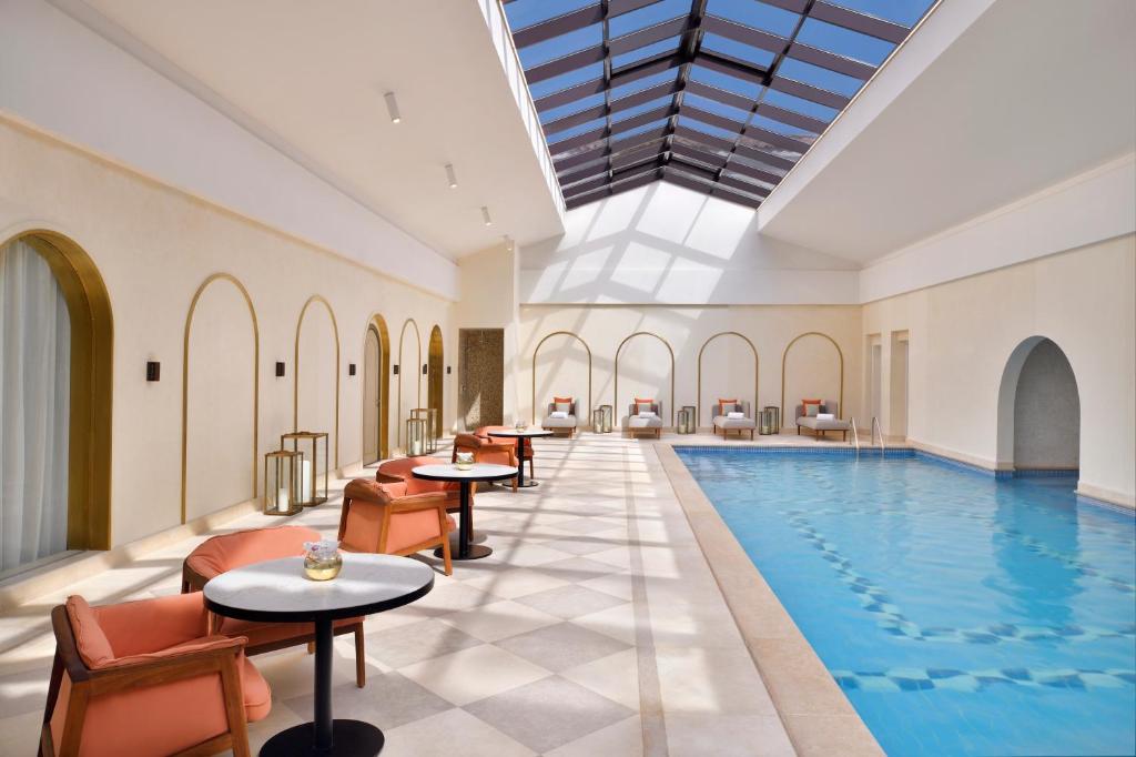 Bazén v ubytování Address Marassi Golf Resort nebo v jeho okolí