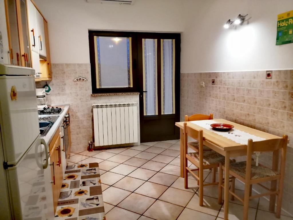Kuchyň nebo kuchyňský kout v ubytování Room and Apartment Lea