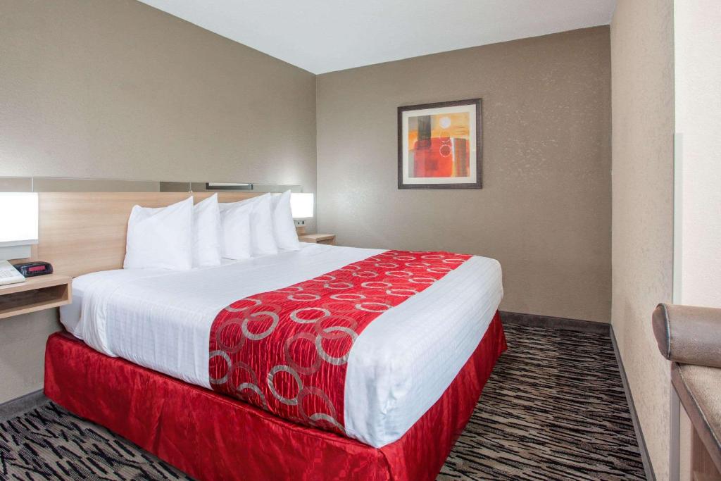 Microtel Inn & Suites by Wyndham Charleston photo