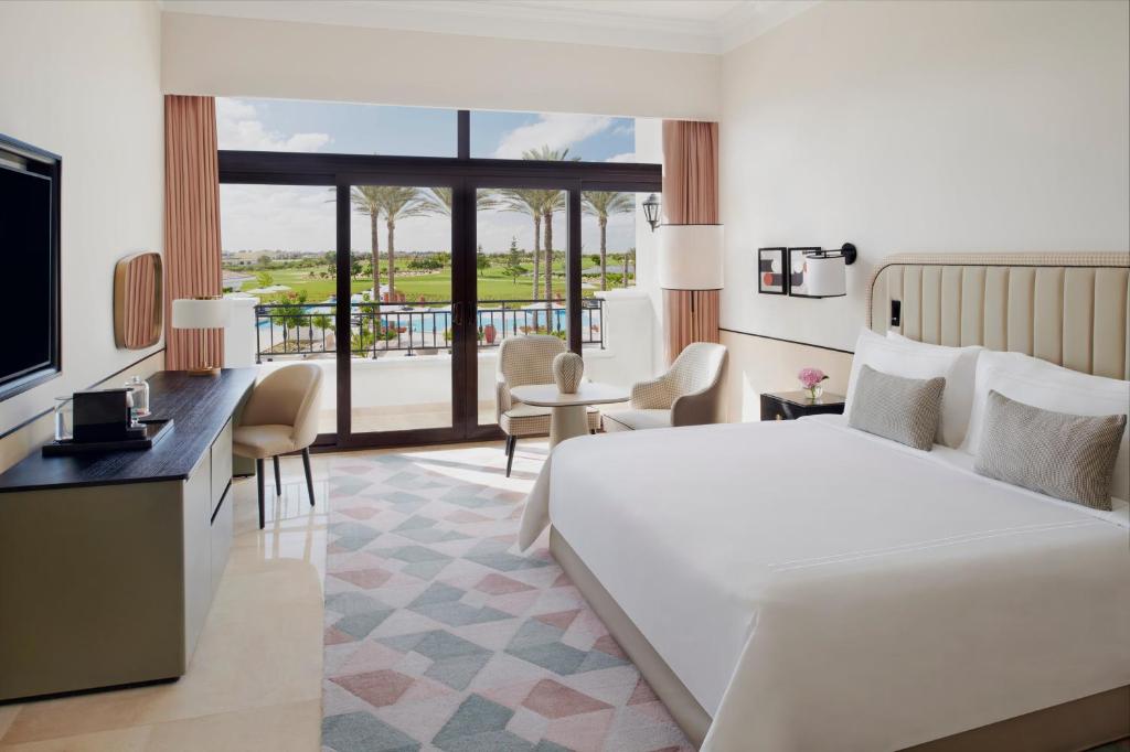 Postel nebo postele na pokoji v ubytování Address Marassi Golf Resort