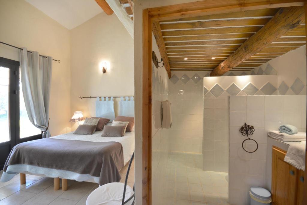 Postel nebo postele na pokoji v ubytování Chambres d'hôtes Le Vignoble