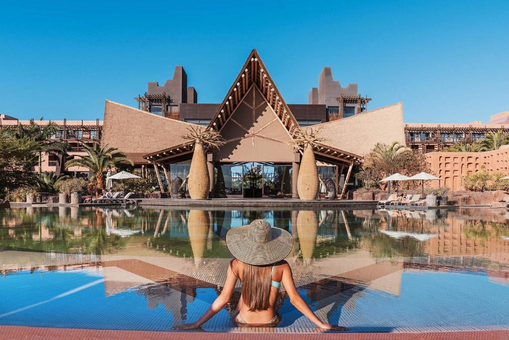 Piscina de la sau aproape de Lopesan Baobab Resort