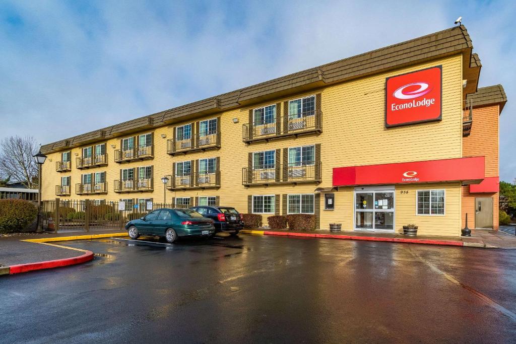 a car parked in a parking lot in front of a building at Econo Lodge Corvallis Near University in Corvallis