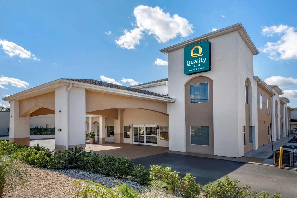 un edificio con un signo q de autoridad en él en Quality Inn Zephyrhills-Dade City, en Zephyrhills