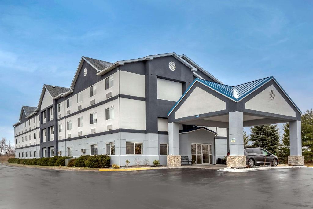 a large building with a black and white at Comfort Inn & Suites Liverpool - Syracuse in Liverpool
