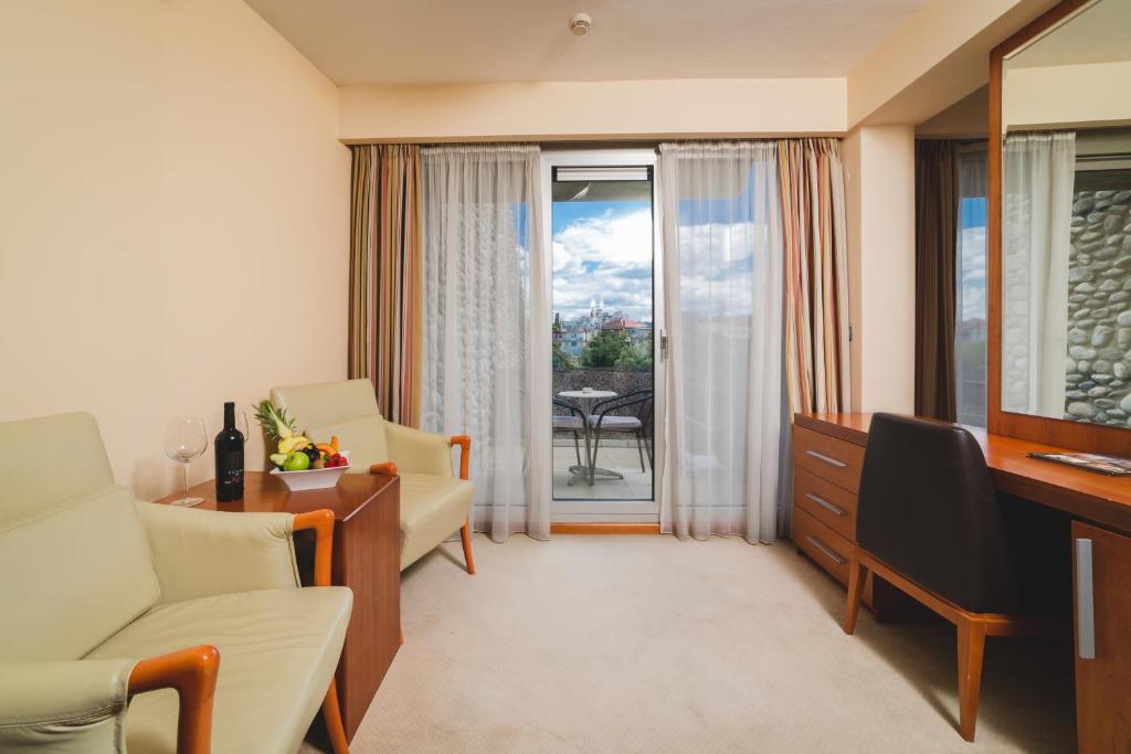 Χώρος καθιστικού στο Hotel Podgorica