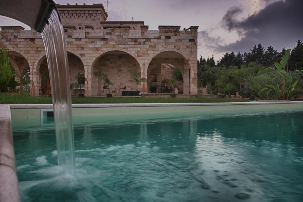 une fontaine devant un bâtiment dans l'établissement Relais Villa Lucia, à Carovigno