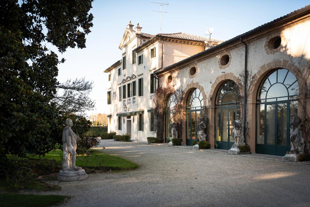 a building with a statue in front of it at Villa Vitturi in Maserada sul Piave