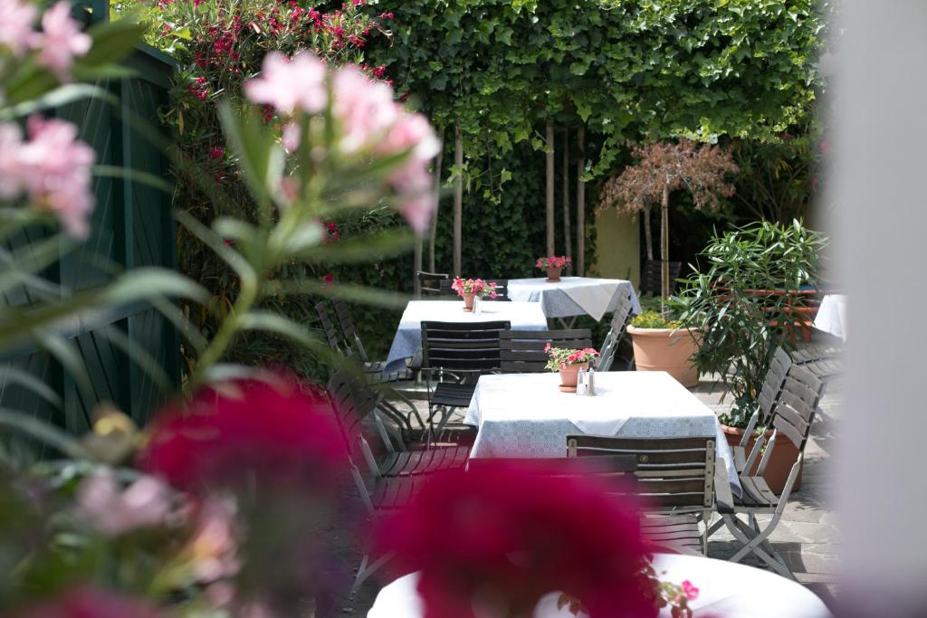 A garden outside Hotel Garni - Gasthof Pillgrab