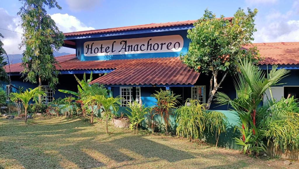 un bâtiment avec un panneau indiquant l'ancrage de l'hôtel dans l'établissement Hotel Anachoreo, à Santa Fé